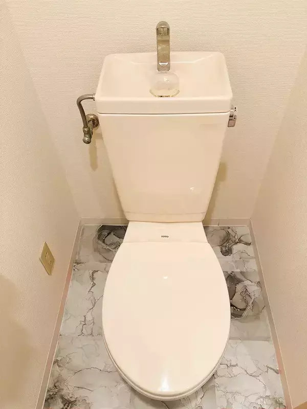 「トイレの蓋の裏に“シール”を貼ると？　うるさい音の改善方法に「やっぱりやってよかった」」の画像
