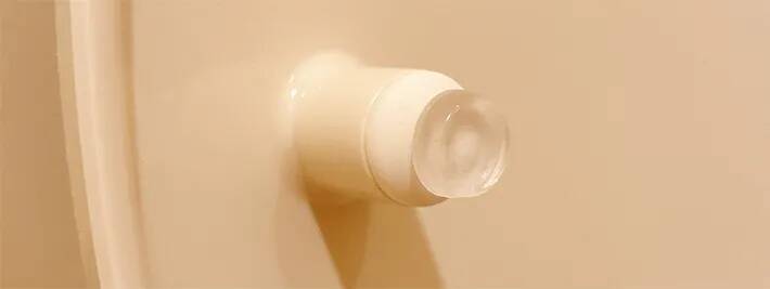 トイレの蓋の裏に“シール”を貼ると？　うるさい音の改善方法に「やっぱりやってよかった」