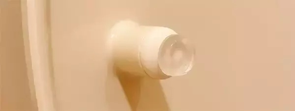 「トイレの蓋の裏に“シール”を貼ると？　うるさい音の改善方法に「やっぱりやってよかった」」の画像
