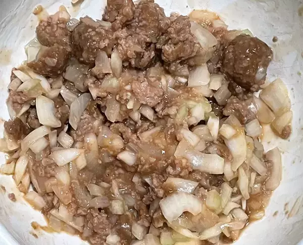 「味つけいらずで簡単！　ミートボールにタマネギを足したら『失敗知らず』の定番おかずができた」の画像