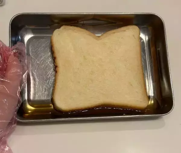「食パンはそのまま焼かないで！　『麦茶』に浸した結果に「目からウロコ」」の画像
