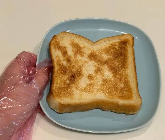 食パンはそのまま焼かないで！　『麦茶』に浸した結果に「目からウロコ」
