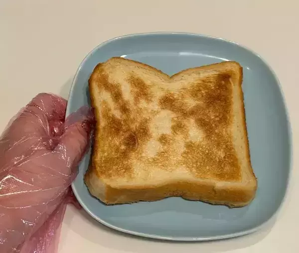 「食パンはそのまま焼かないで！　『麦茶』に浸した結果に「目からウロコ」」の画像
