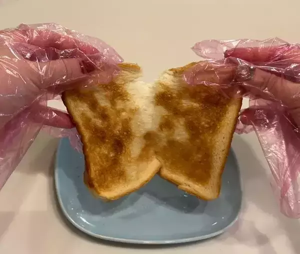 「食パンはそのまま焼かないで！　『麦茶』に浸した結果に「目からウロコ」」の画像
