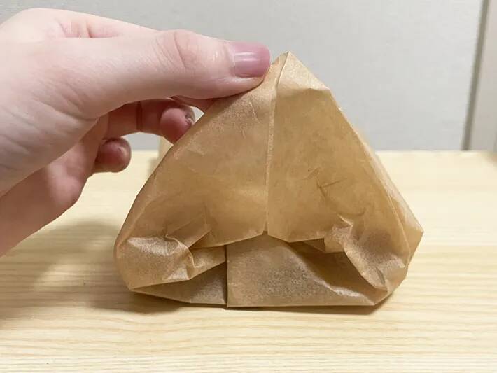 お弁当のサンドイッチ、こう包んで　テープ不要、5分未満でできる『崩れない』ラッピングアイディア