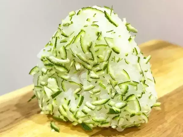 夏は『おにぎり』こう食べる！　刻んでまぶすだけで「暑い日もさっぱり」「弁当にもいい」