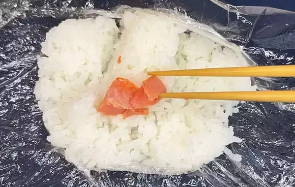 「夏は『おにぎり』こう食べる！　刻んでまぶすだけで「暑い日もさっぱり」「弁当にもいい」」の画像