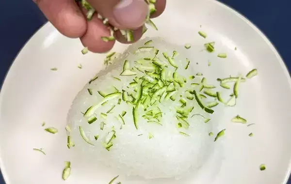 「夏は『おにぎり』こう食べる！　刻んでまぶすだけで「暑い日もさっぱり」「弁当にもいい」」の画像