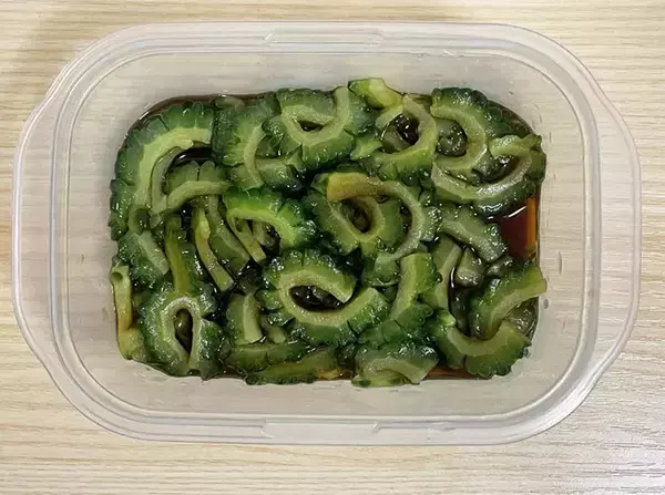 「ゴーヤに『味ぽん』をかけて　2時間後に「箸が止まらない」「ご飯に合いそう」」の画像