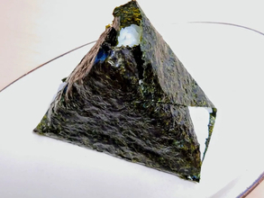 捨てるはずの『包装』が持ち手に変身！　コンビニおにぎりを清潔に食べる賢い工夫 【食べ方テク4選】