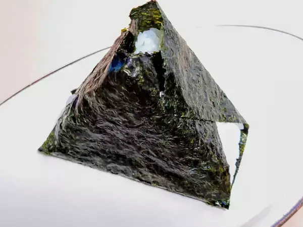 捨てるはずの『包装』が持ち手に変身！　コンビニおにぎりを清潔に食べる賢い工夫 【食べ方テク4選】