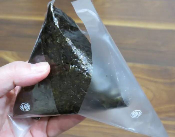 捨てるはずの『包装』が持ち手に変身！　コンビニおにぎりを清潔に食べる賢い工夫 【食べ方テク4選】
