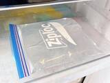 「コンビニの氷、買わなくていいかも！　ジッパー袋で作った『大きな氷』を叩かずに割る裏ワザ」の画像1