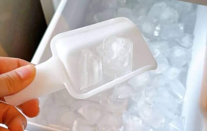 コンビニの氷、買わなくていいかも！　ジッパー袋で作った『大きな氷』を叩かずに割る裏ワザ