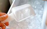 「コンビニの氷、買わなくていいかも！　ジッパー袋で作った『大きな氷』を叩かずに割る裏ワザ」の画像2