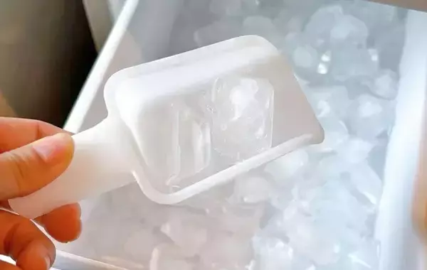 「コンビニの氷、買わなくていいかも！　ジッパー袋で作った『大きな氷』を叩かずに割る裏ワザ」の画像