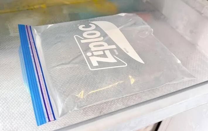 コンビニの氷、買わなくていいかも！　ジッパー袋で作った『大きな氷』を叩かずに割る裏ワザ