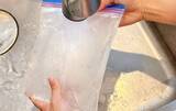 「コンビニの氷、買わなくていいかも！　ジッパー袋で作った『大きな氷』を叩かずに割る裏ワザ」の画像4