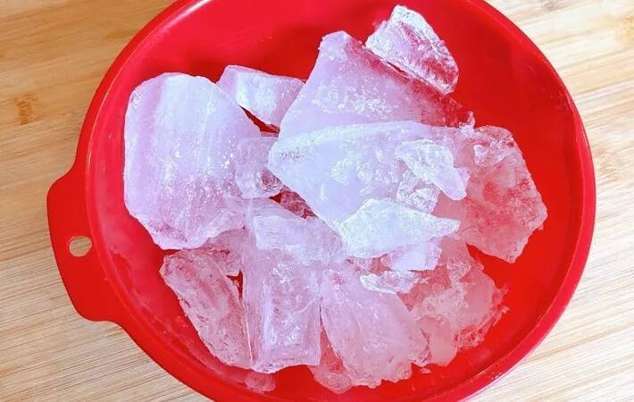 コンビニの氷、買わなくていいかも！　ジッパー袋で作った『大きな氷』を叩かずに割る裏ワザ