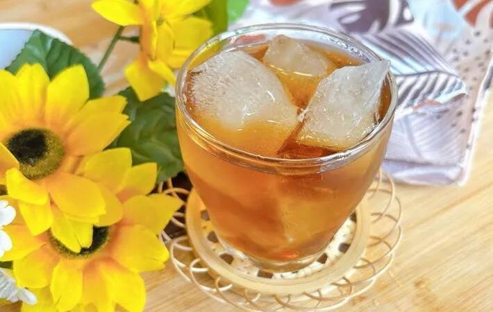 コンビニの氷、買わなくていいかも！　ジッパー袋で作った『大きな氷』を叩かずに割る裏ワザ