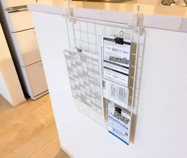 「『かもいフック』のじゃない使い方　壁を活用した書類収納テクが目からウロコ」の画像