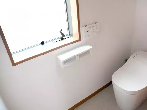 トイレ換気扇のカバー、手作りスティックで一撫ですると？　汚れの落ち方に「これは便利！」【掃除テク4選】
