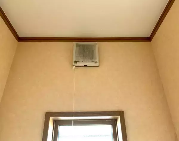 「トイレ換気扇のカバー、手作りスティックで一撫ですると？　汚れの落ち方に「これは便利！」【掃除テク4選】」の画像