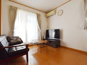 ダイソーのパネルを組むだけで？　収納ラックに「軽い」「安い」【100均DIY4選】