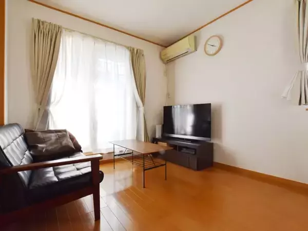 ダイソーのパネルを組むだけで？　収納ラックに「軽い」「安い」【100均DIY4選】