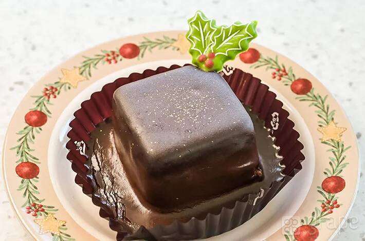 【クリスマス限定】お皿に描かれているのは『ミッキー』ではなく？　チョコケーキ＆スーベニアに惚れた！