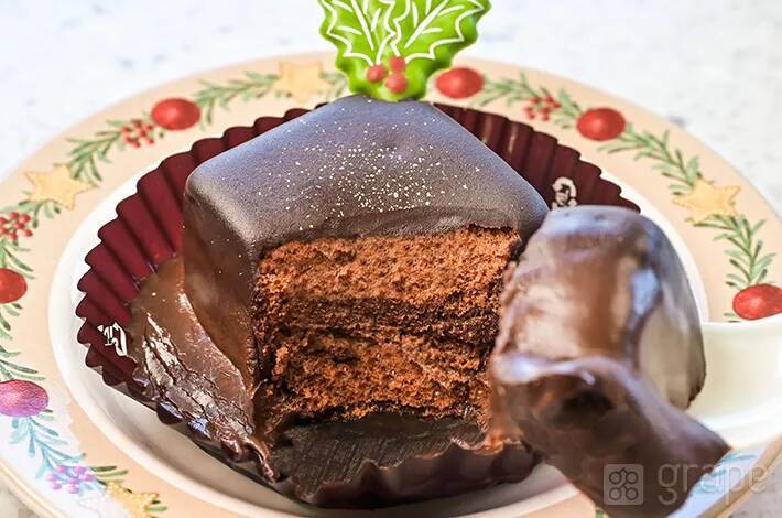 【クリスマス限定】お皿に描かれているのは『ミッキー』ではなく？　チョコケーキ＆スーベニアに惚れた！