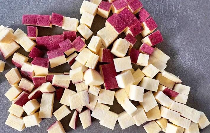 角切りにしたサツマイモを…　炊飯器で完成する一品に「子供もモリモリ食べた！」