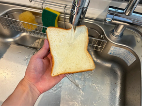 食パンが水だけでおいしくなる　焼く前の『1秒の工夫』がこちら