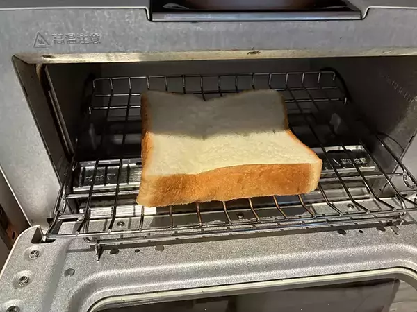 「食パンが水だけでおいしくなる　焼く前の『1秒の工夫』がこちら」の画像