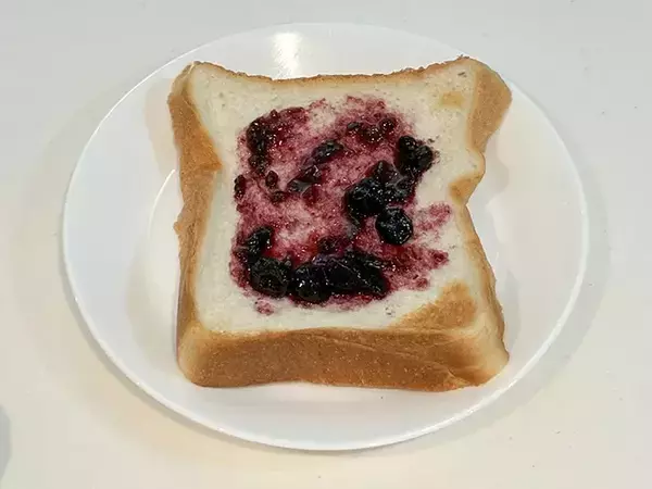 「食パンが水だけでおいしくなる　焼く前の『1秒の工夫』がこちら」の画像