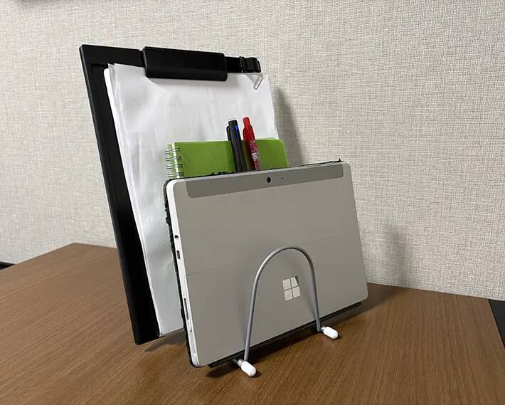 110円の『キッチンスタンド』　じゃない使い方に「収納に役立つ」「安定感抜群」