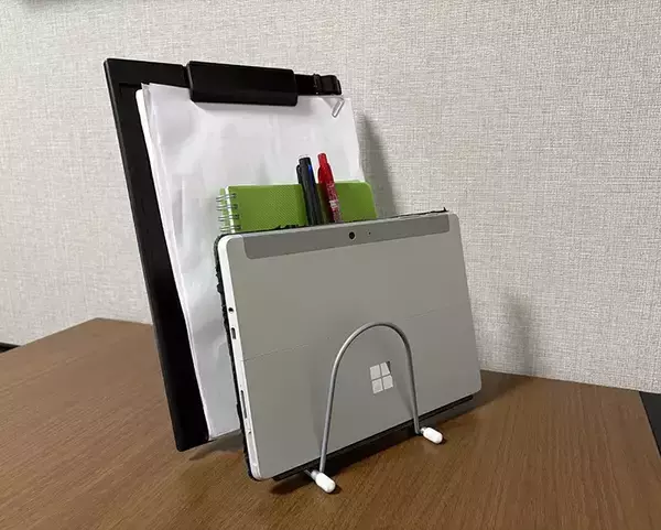 「110円の『キッチンスタンド』　じゃない使い方に「収納に役立つ」「安定感抜群」」の画像