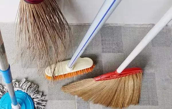 「ベランダのクモの巣、いきなり払ってない？　掃除のNG行動をプロに聞いた」の画像