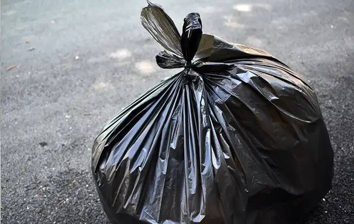 ベランダのクモの巣、いきなり払ってない？　掃除のNG行動をプロに聞いた