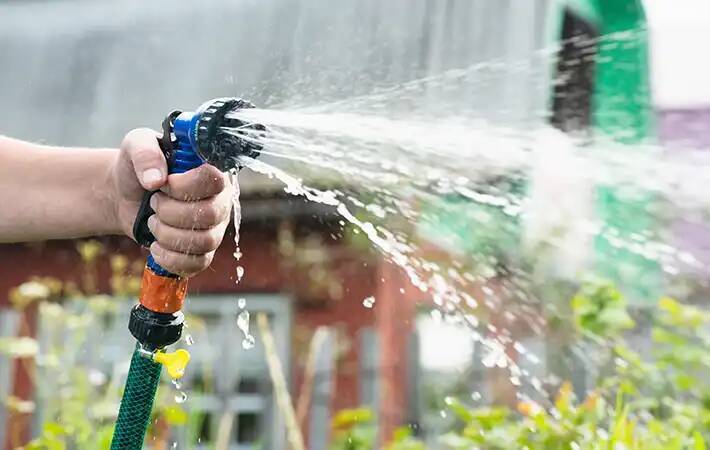 ベランダのクモの巣、いきなり払ってない？　掃除のNG行動をプロに聞いた