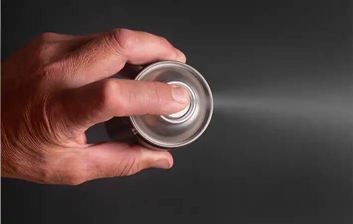 ベランダのクモの巣、いきなり払ってない？　掃除のNG行動をプロに聞いた
