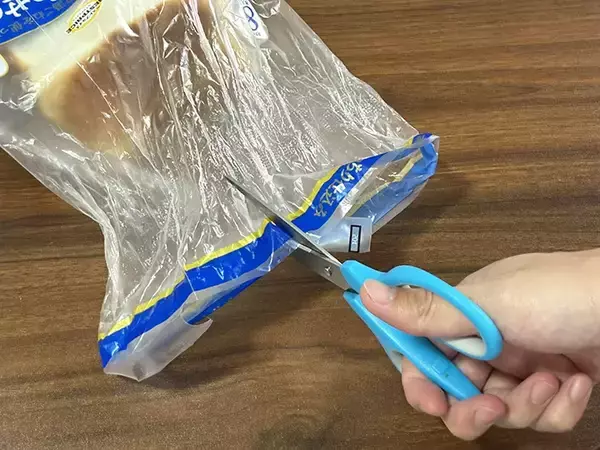 「パンの留め具は使いません！　切れ込みを入れるだけの閉じ方が「意外と優秀」」の画像