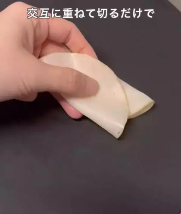 「キュウリの千切りのやり方は？　裏技に「すごい！」「驚いた」」の画像