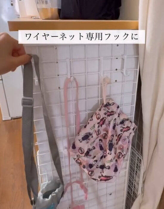 ワイヤーネットを曲げて棚に　１００均収納に「発想がすごい」「家でも試す」