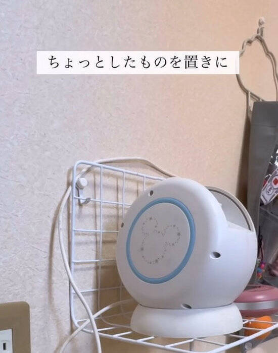 ワイヤーネットを曲げて棚に　１００均収納に「発想がすごい」「家でも試す」