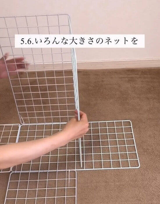 ワイヤーネットを曲げて棚に　１００均収納に「発想がすごい」「家でも試す」