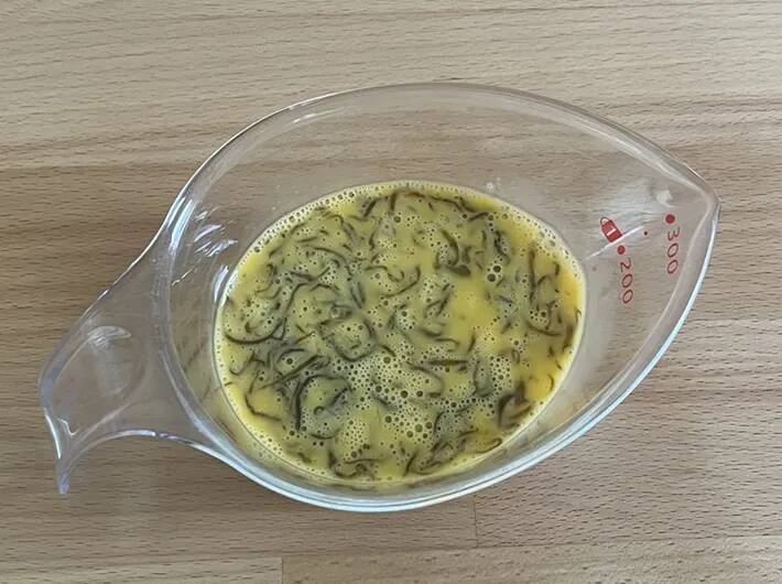 卵液にスプーン2杯、混ぜたのは？　意外な食材にビックリ！【玉子焼きレシピ】
