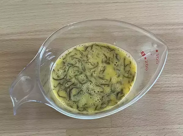 「卵液にスプーン2杯、混ぜたのは？　意外な食材にビックリ！【玉子焼きレシピ】」の画像