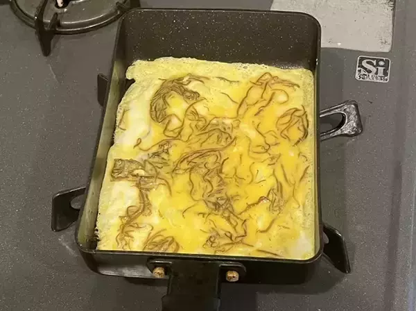 「卵液にスプーン2杯、混ぜたのは？　意外な食材にビックリ！【玉子焼きレシピ】」の画像