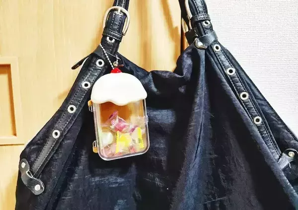 「ダイソー『ケースキーホルダー』の使い方　小物やお菓子を入れるだけで？「便利でかわいい」」の画像